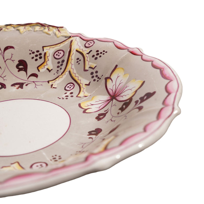 English biscuit shell dish with leaf and branch decoration (c. 1820)