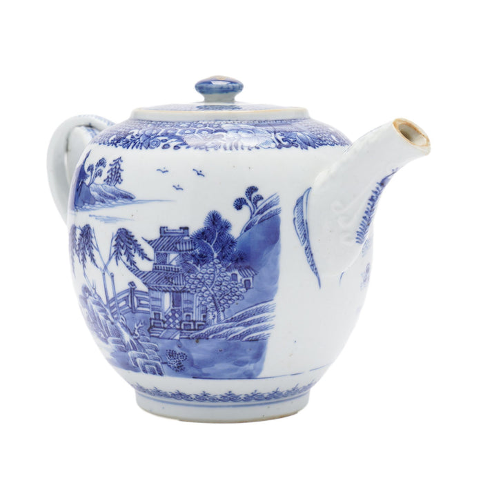 Chinese porcelain tea pot with lid & strap handle (c. 1760-80)