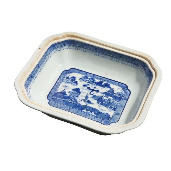 Chinese Canton covered porcelain entree dish (c. 1820-40)