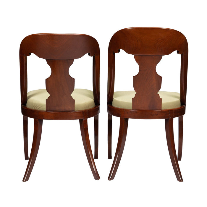 Pair of American mahogany gondola chairs (1815-35)