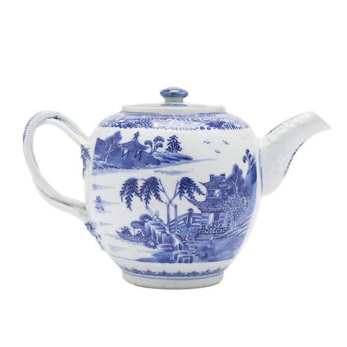 Chinese porcelain tea pot with lid & strap handle (c. 1760-80)