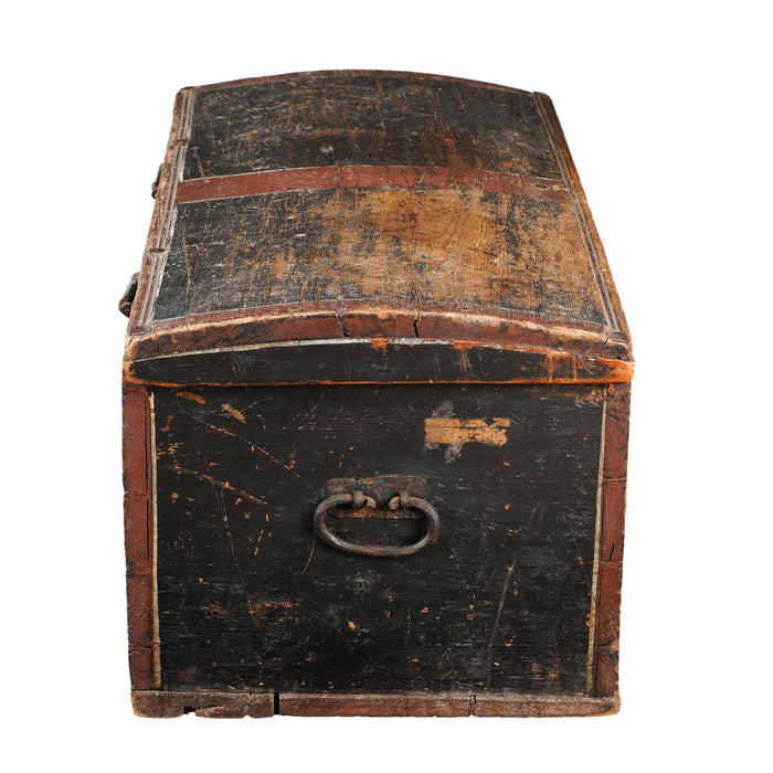 Painted Norwegian pine immigrant trunk with coffer top (1827)