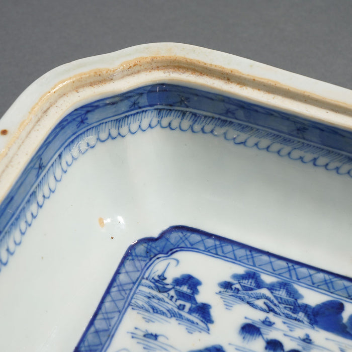 Chinese Canton covered porcelain entree dish (c. 1820-40)
