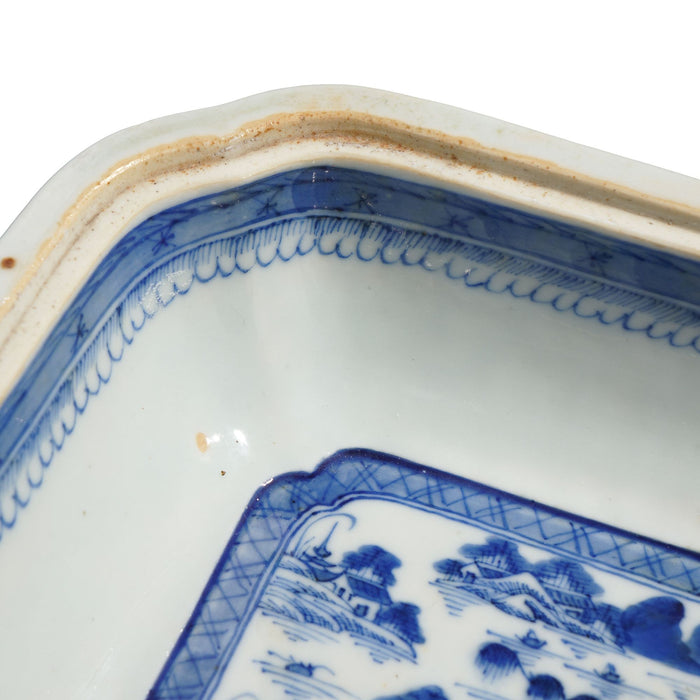 Chinese Canton covered porcelain entree dish (c. 1820-40)