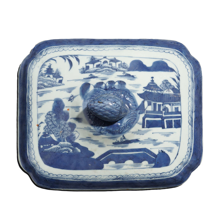 Chinese Canton covered porcelain entree dish (c. 1820-40)