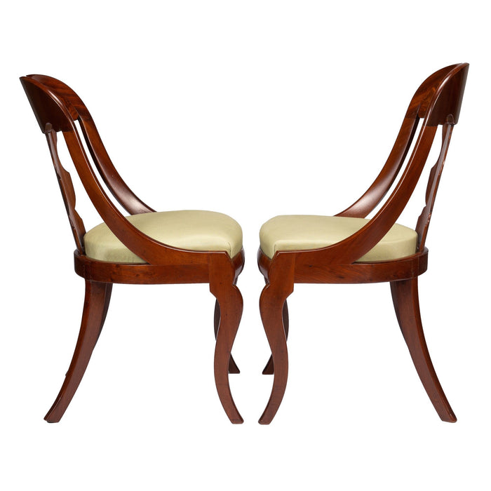 Pair of American mahogany gondola chairs (1815-35)