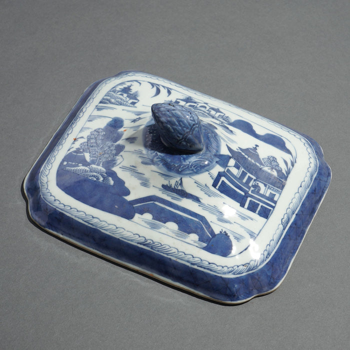 Chinese Canton covered porcelain entree dish (c. 1820-40)