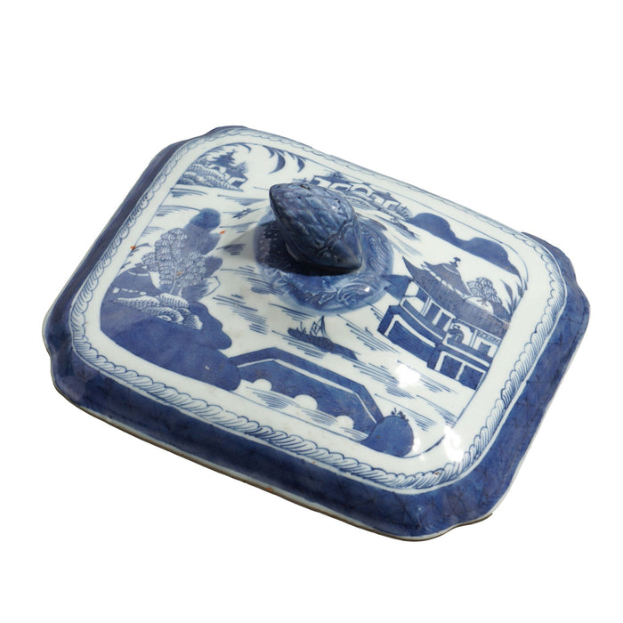 Chinese Canton covered porcelain entree dish (c. 1820-40)