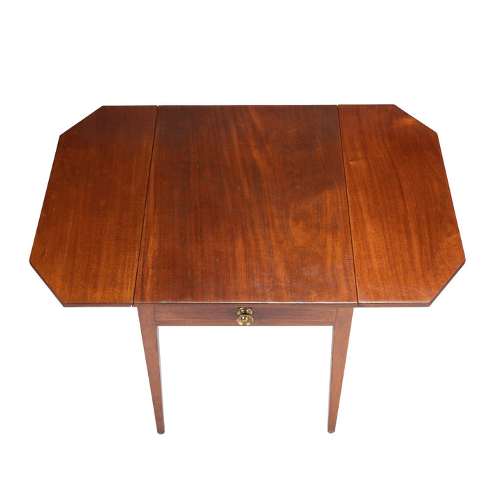 Massachusetts Hepplewhite drop leaf Pembroke table (1790-1810)