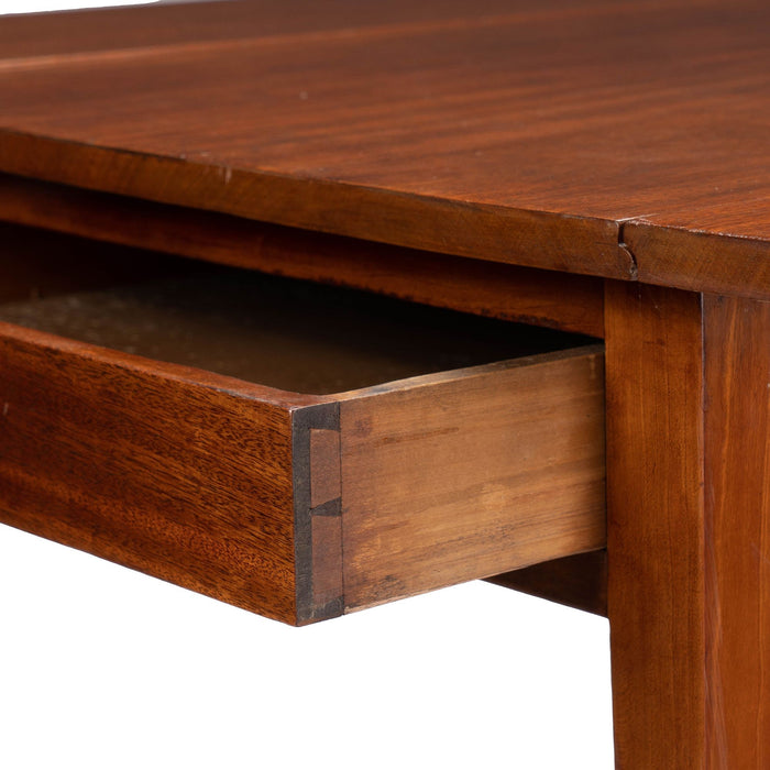 Massachusetts Hepplewhite drop leaf Pembroke table (1790-1810)