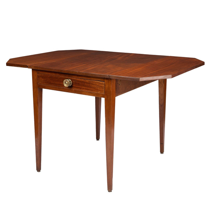 Massachusetts Hepplewhite drop leaf Pembroke table (1790-1810)