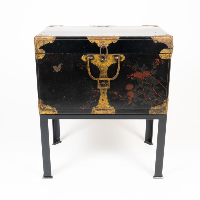 Japanese lacquered trunk on stand (1868-1912)