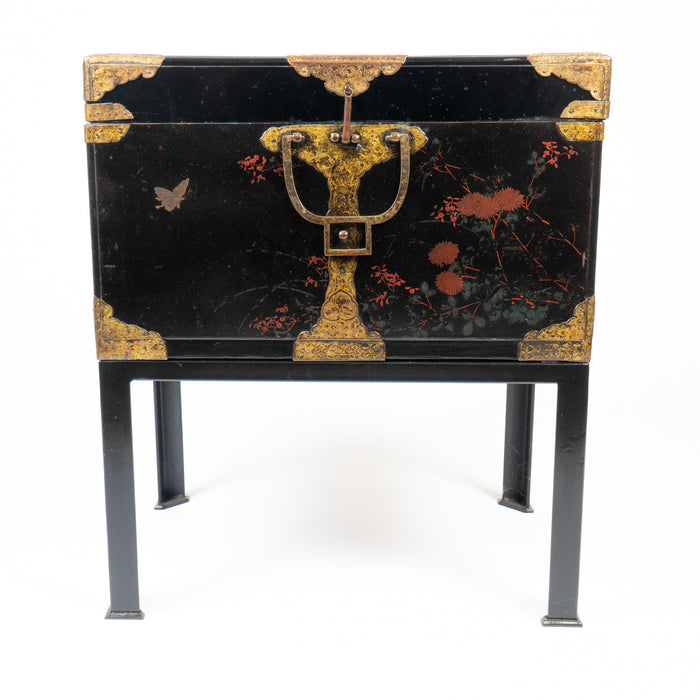 Japanese lacquered trunk on stand (1868-1912)