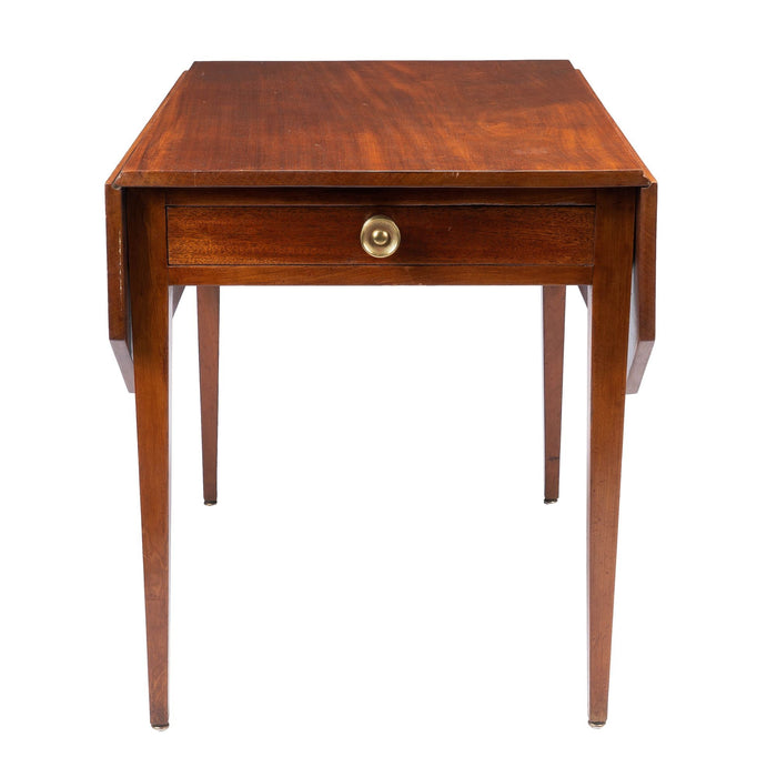 Massachusetts Hepplewhite drop leaf Pembroke table (1790-1810)