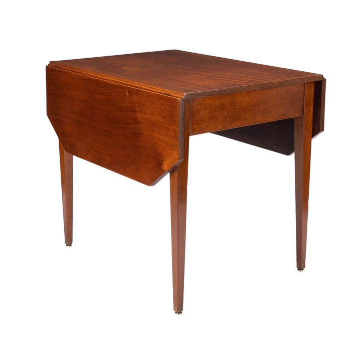 Massachusetts Hepplewhite drop leaf Pembroke table (1790-1810)