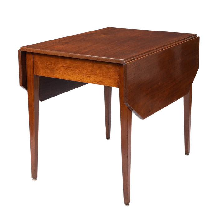 Massachusetts Hepplewhite drop leaf Pembroke table (1790-1810)