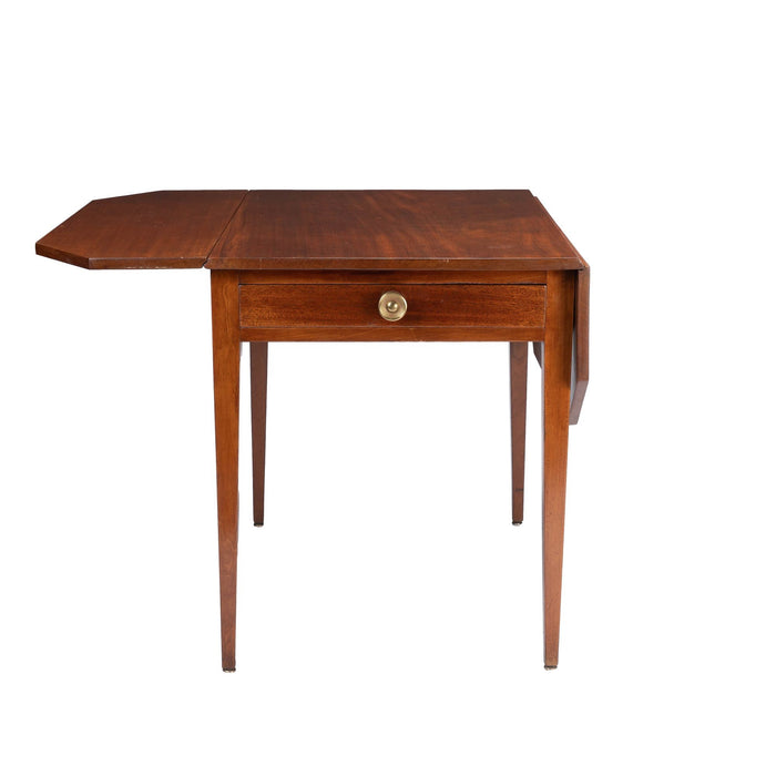 Massachusetts Hepplewhite drop leaf Pembroke table (1790-1810)